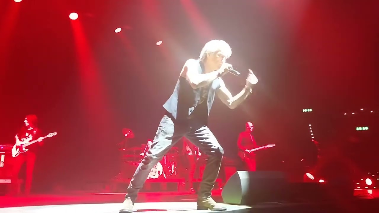 Si viene e si va – Ligabue (Hallenstadion, Zurigo – Dedicato a noi indoor tour)