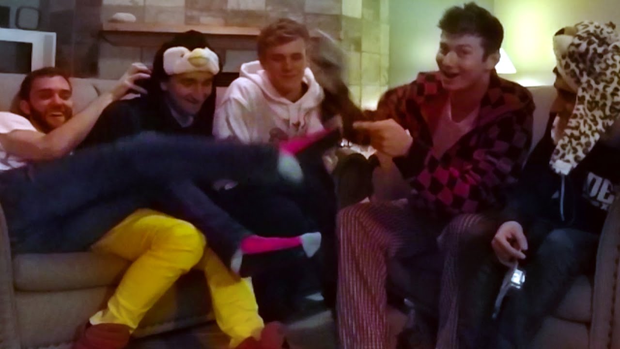 CHRISTMAS PRESENTS WITH THE PACK! (Epic Present Swapping Game)