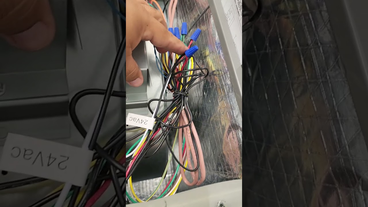 Install Uv blue light hvac . Intalacion sencilla  Luz azul ultravioleta para aire acondicionado.