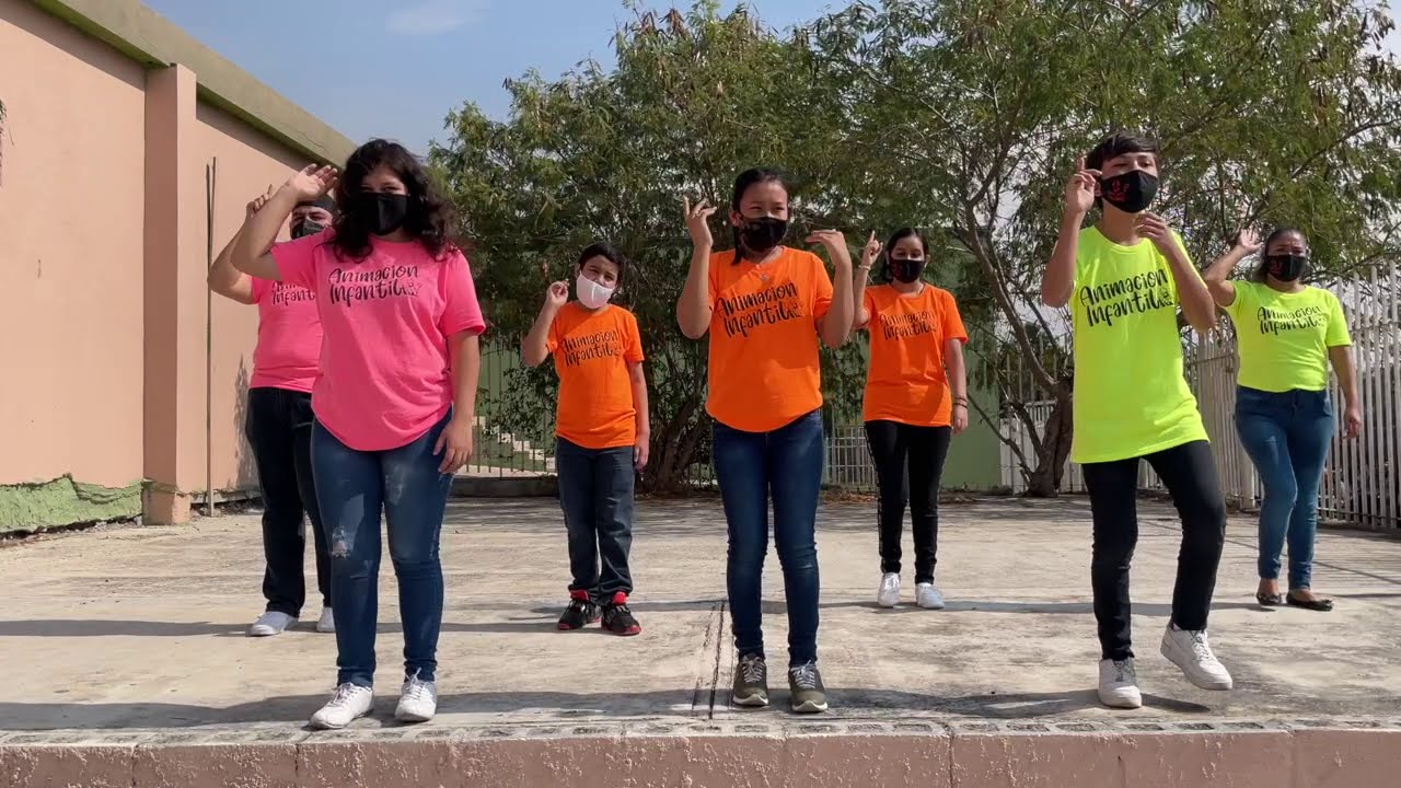 A la derecha Coreografía - Canto animación Católica
