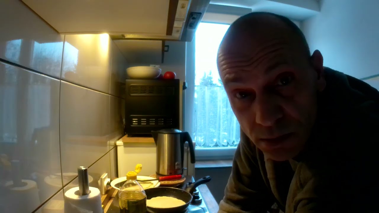 ONA NIE CHCE SPRZĄTAĆ ANI GOTOWAĆ. MOŻE JESTEM STAROMODNY. POGADAJMY PRZY NALEŚNIKACH.
