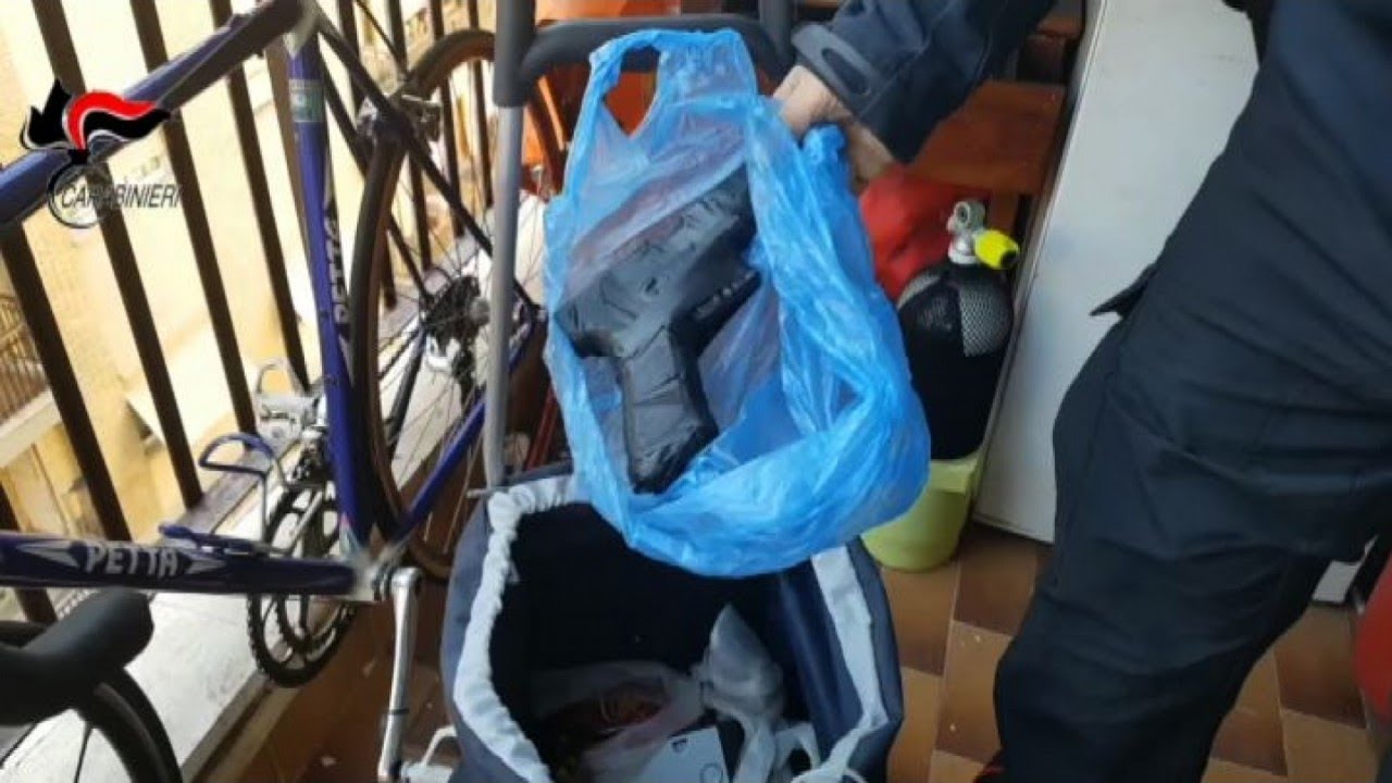 Maxi-blitz delle forze dell'ordine a Ostia, contro armi e droga