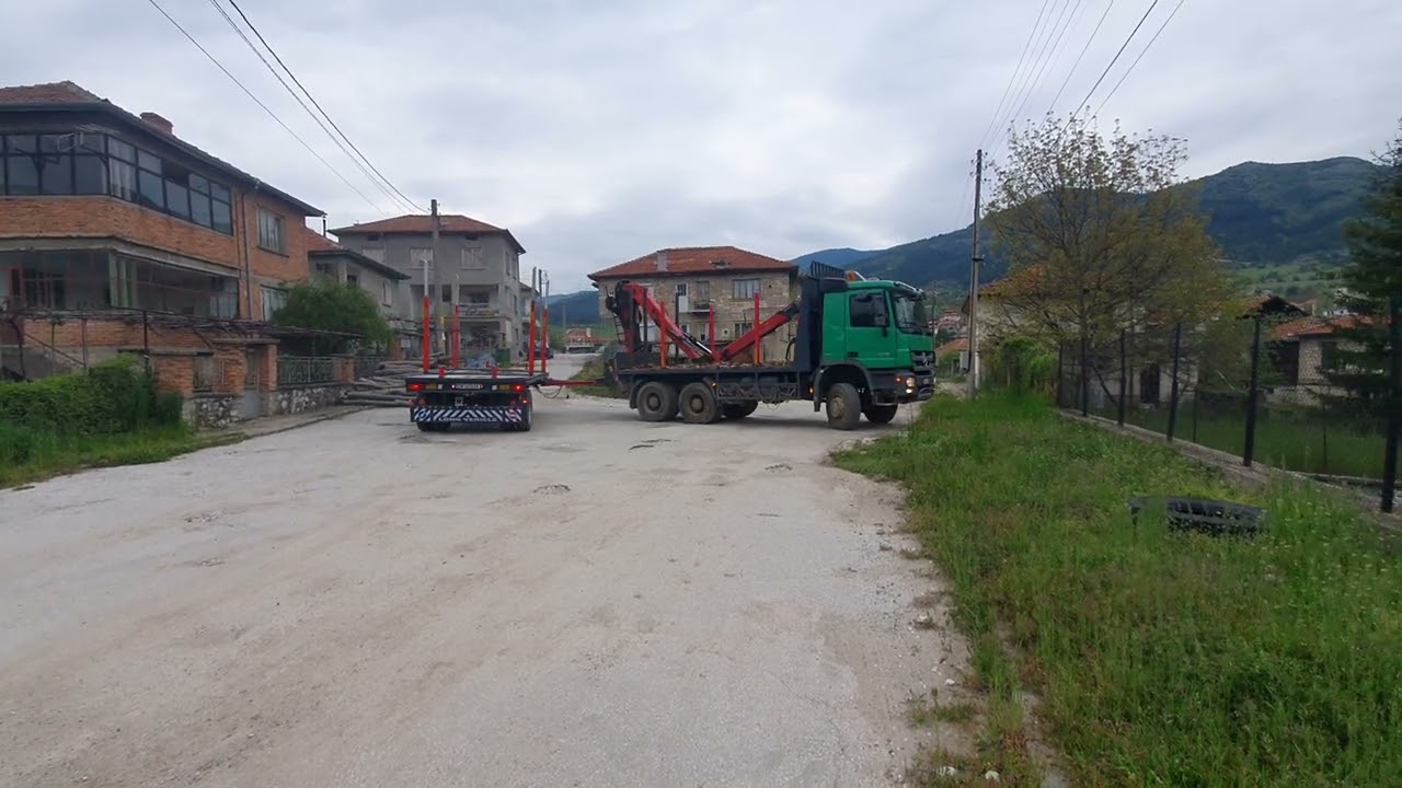 Holztransport Mercedes Actros MP3 6x6 turning a trailer