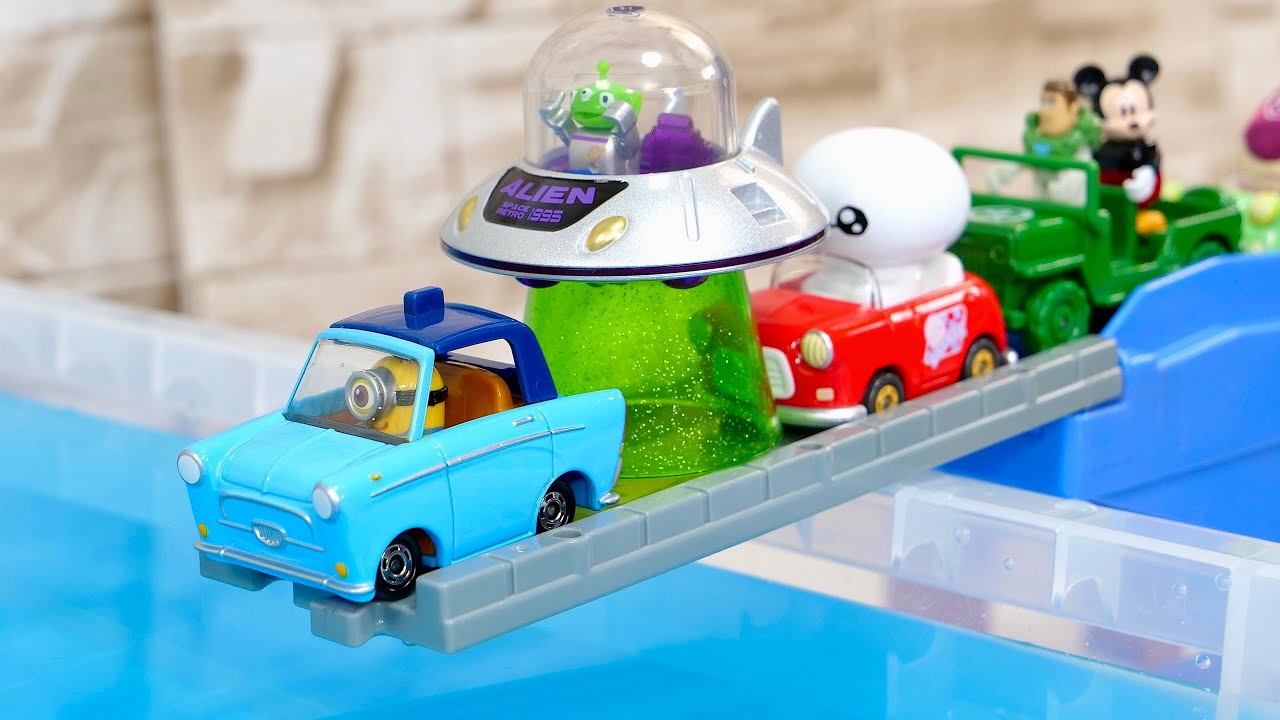 トミカ☆可愛いキャラミニカーがトミカシステムの坂を登って水に落っこちる♪ A driving test of a cute Tomica miniature car