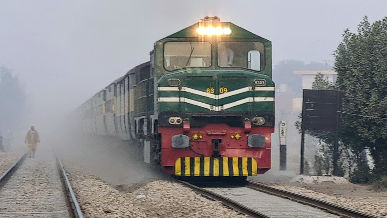 501 Up Parcel Train v/s 28 DN Shalimar Express Arrivel And Departure From Multan|| Pakistan Railways