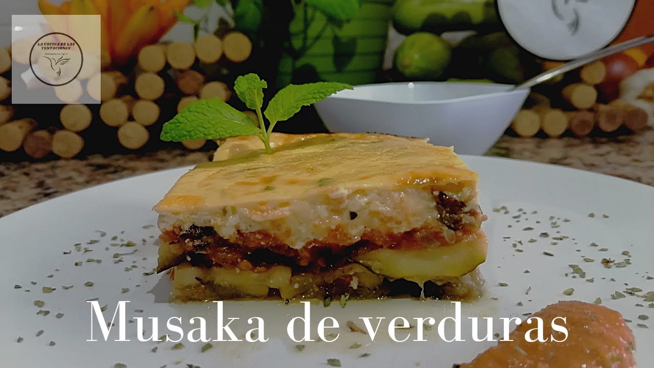 Musaka de verduras con tentación de salsa de yogur.