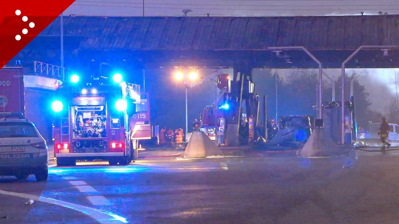Incendio al casello di Brescia Sud della A21: proseguono le operazioni dei vigili del fuoco