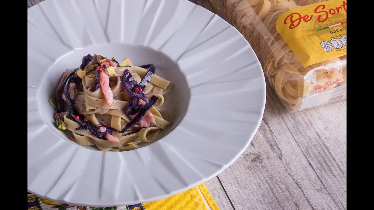 Tagliatelle all'Uovo al salmone affumicato e julienne di cavolo viola, con pepe rosa e pistacchio