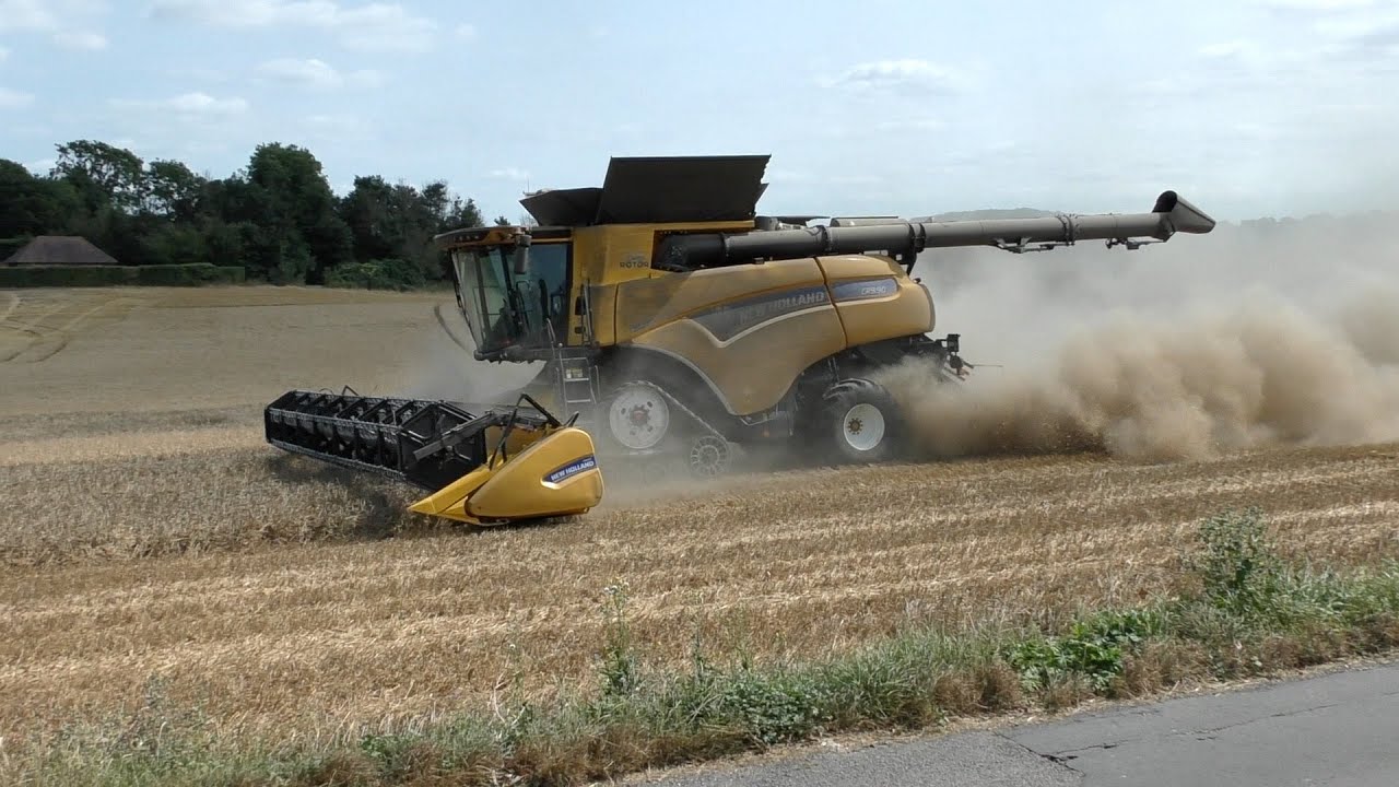 Harvest 2024 - New Holland CR9.90 Harvesting Dusty Wheat