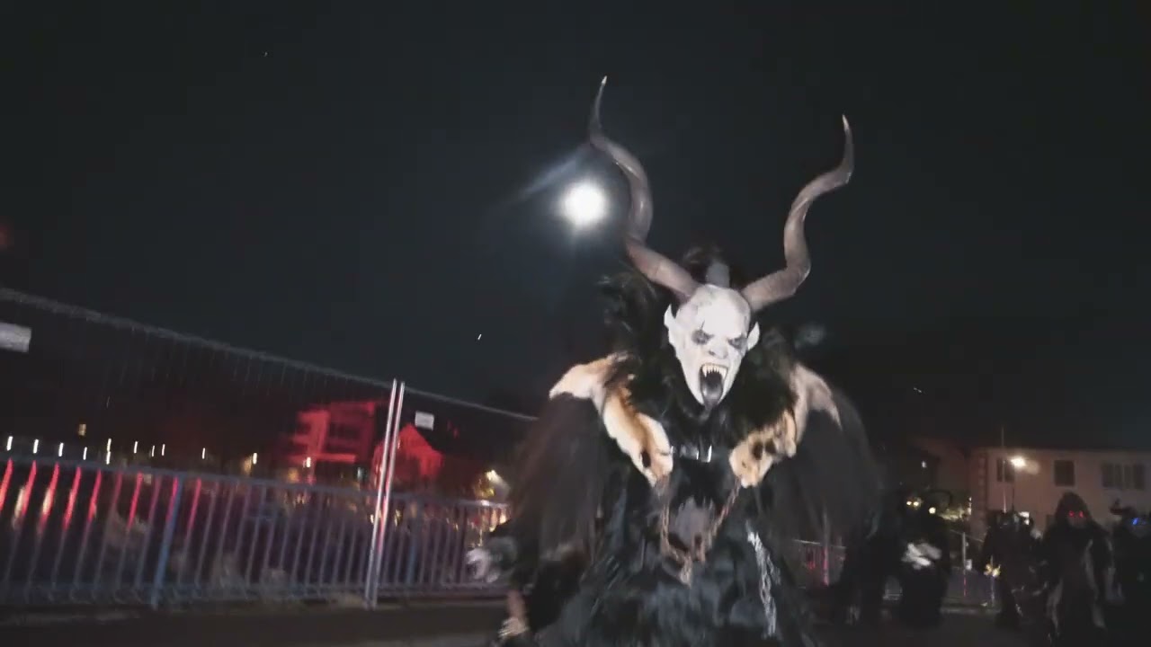 Sfilata dei Krampus-Krampuslauf Chiusa-Klausen, Borgo medievale di Chiusa-Altstadt Von Klausen