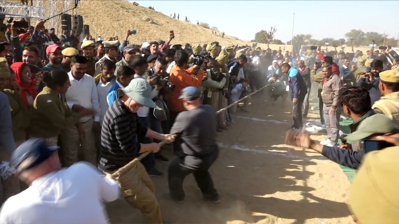 Indian Vs Foreigner रोमांचक रस्साकसी Tag Of War रायसर के धोरों में Camel Festival Bikaner 2023