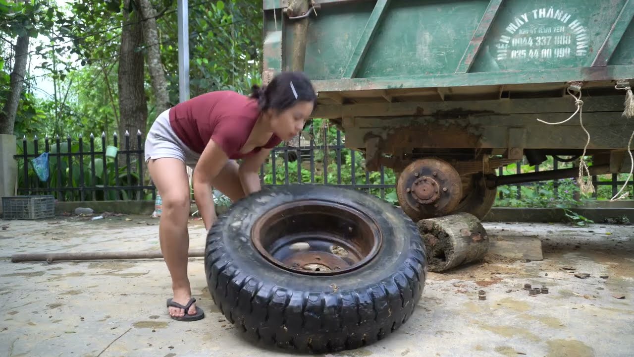 Genius girl repairs & restores a severely damaged old car, 4 hours helping the driver change a tire