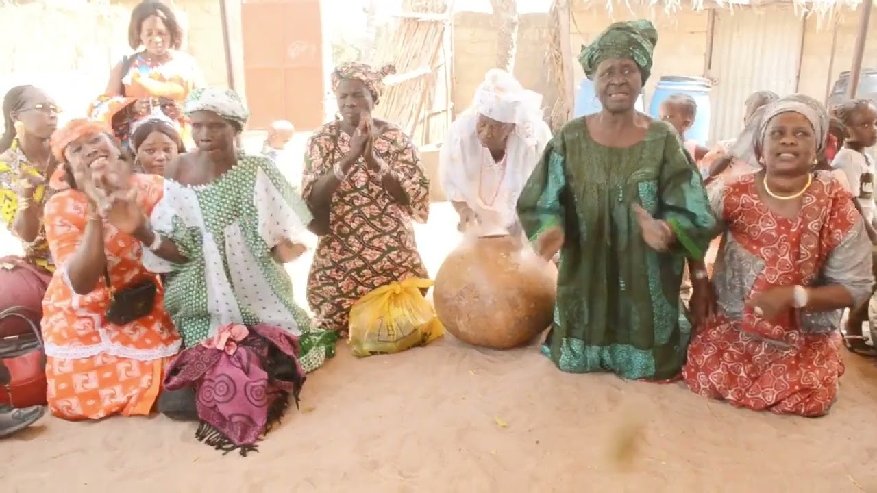 ARIVE DE LA TROUPE JOAL PALMARAIN A NDIANDA CHEZ SEYNABOU NDIAYE THIETE DE MARIE FAYE