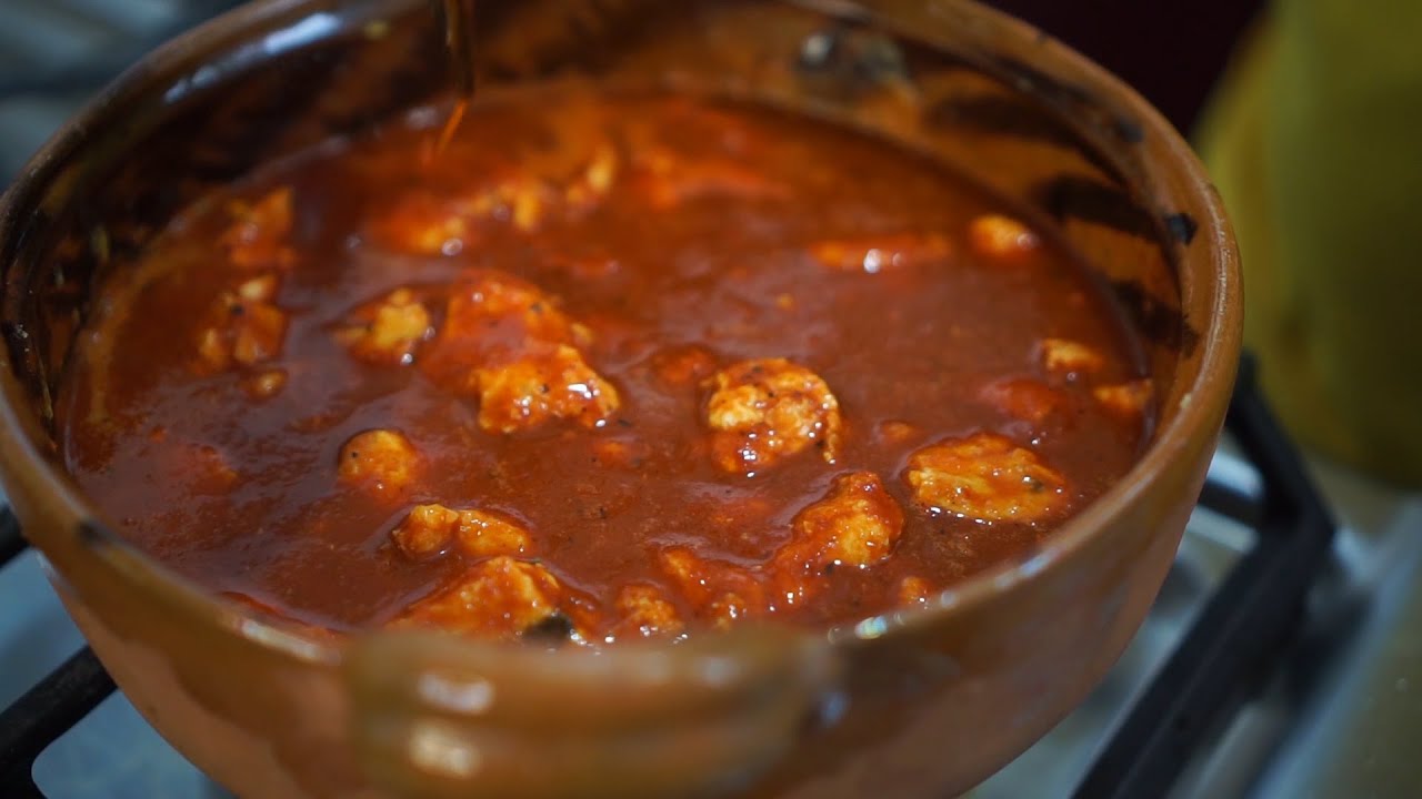 HUEVOS en salsa de chile GUAJILLO / Melina