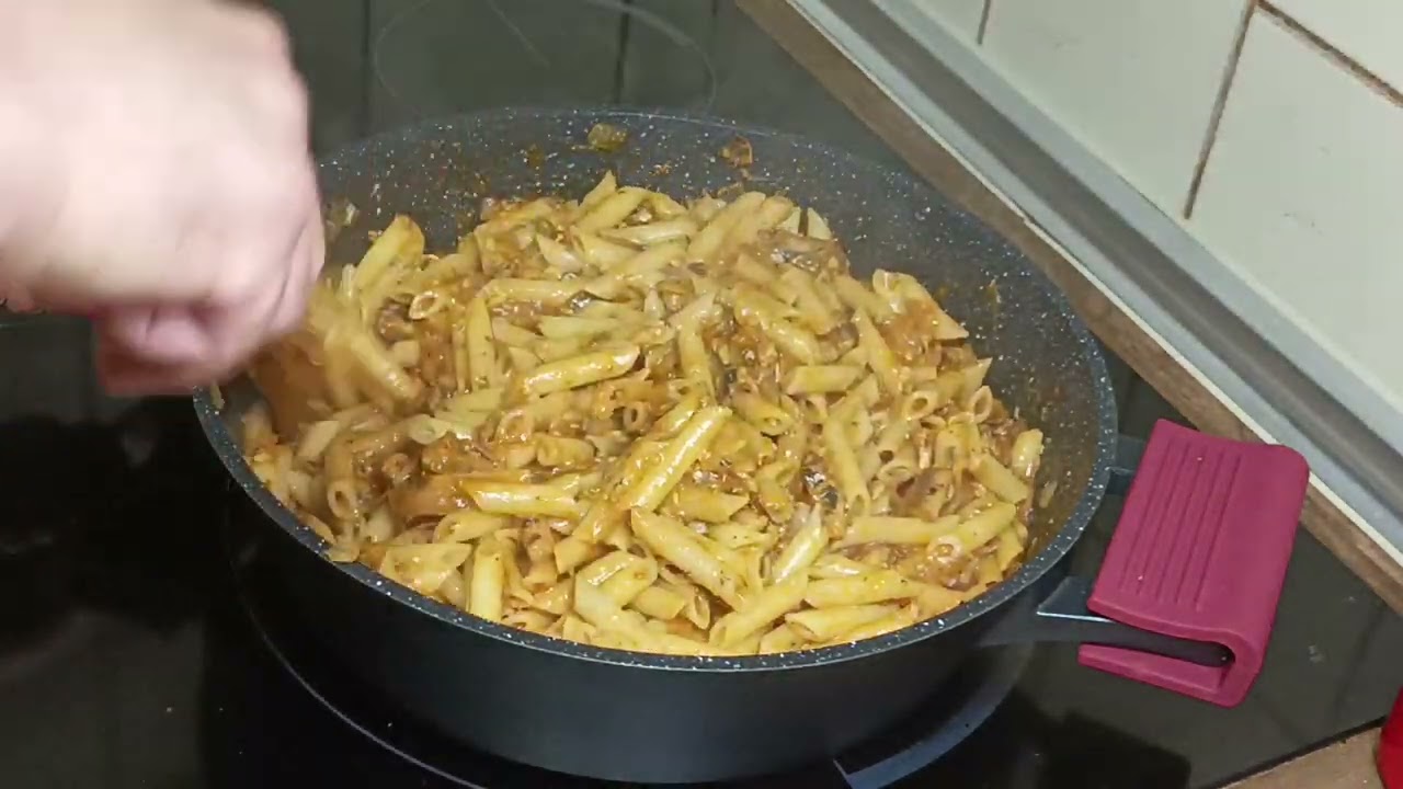 Quieres ver cómo cocinó la mejor pasta con sardinas de lata en su propia salsa?! Pues sígueme!