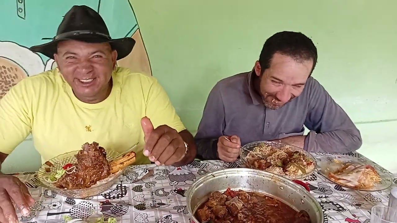Almoçando com a carne só na cebola