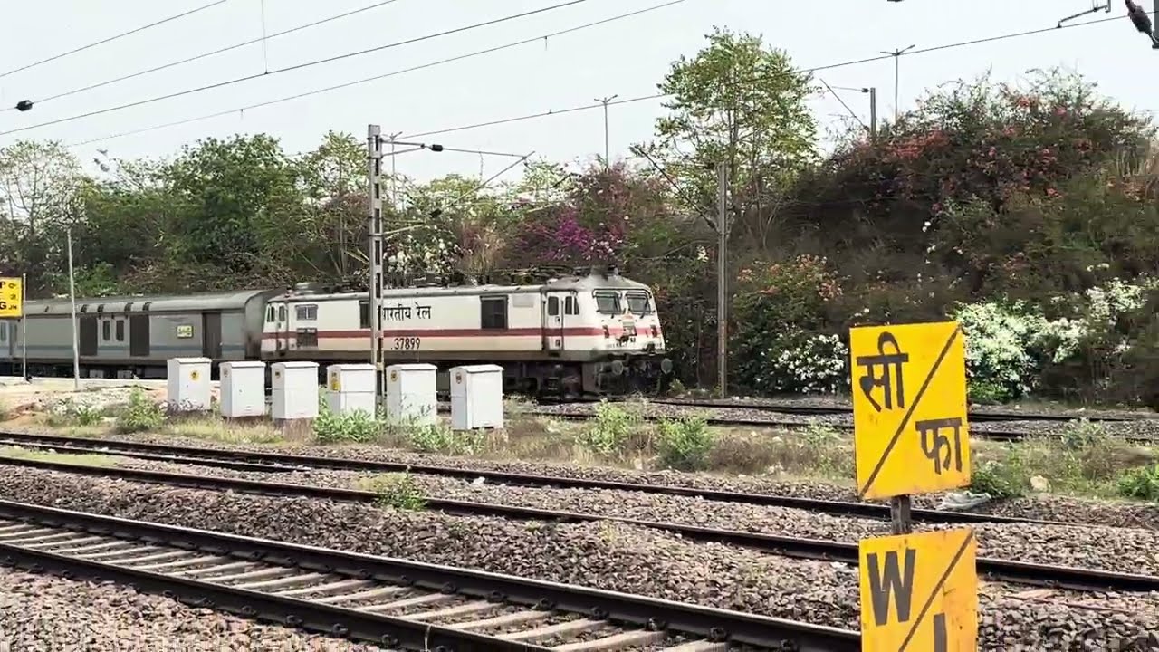 Wap7 Xing Wag9hc!! Superfast Vs GoodsTrain/Indian Railway/Indian Railways/Train Videos/Wag9hc #train