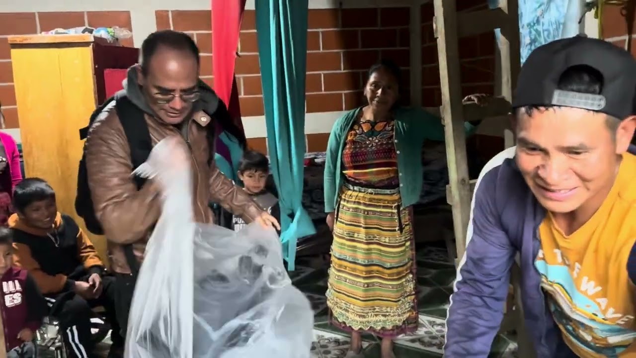 La silla de ruedas nueva para un niño que padece de Distrofia Muscular