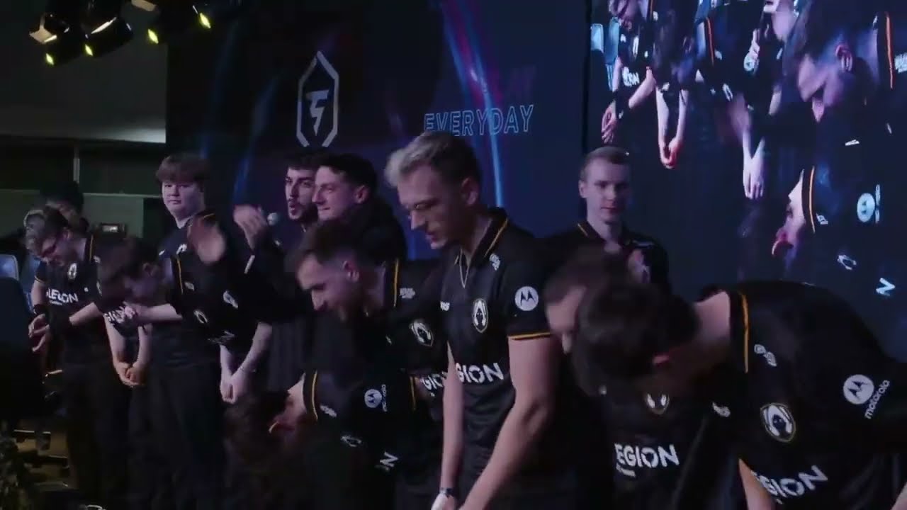 JANKOS goes to hug FLAKKED IMMEDIATLY after the HERETICS SHOWMATCH ends (WHOLESOME)