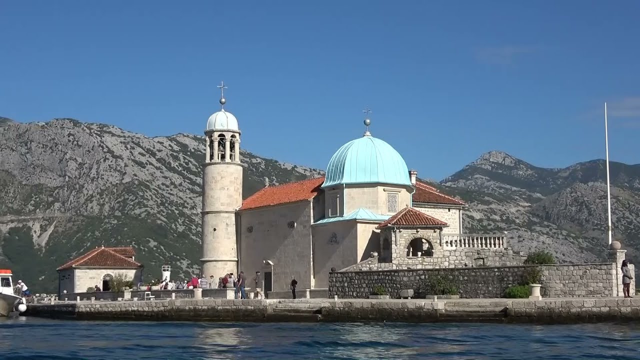 Bootsfahrt auf dem Fjord von Kotor in Montenegro
