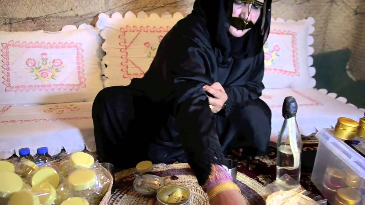 شاهد كيف يصنع الكحل من التمر