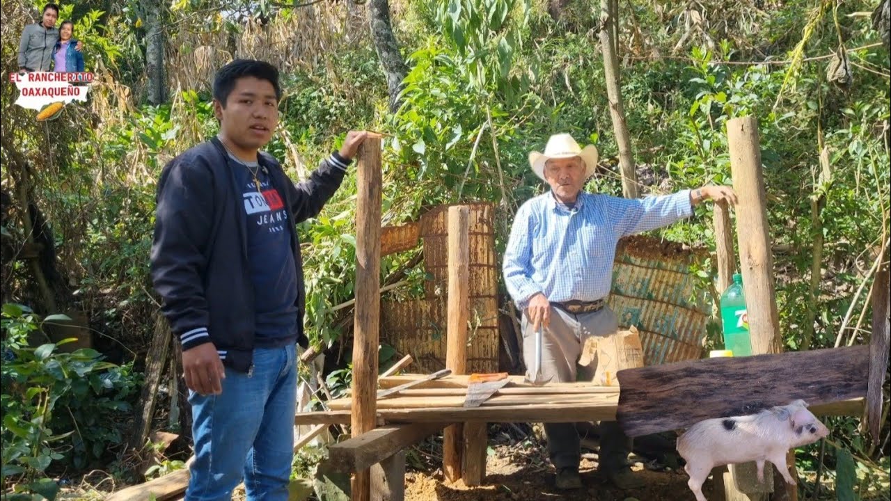 Ayudando a mi abuelito a realizar una casita para su marranito 🐖 en este dia soleado