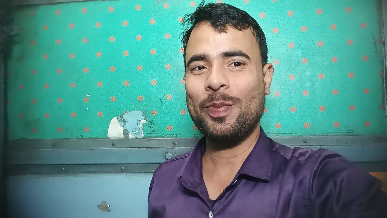 दोस्तों रात का वक़्त है और सभी यात्री सो गए हैं और मैं जाग रहा हूँ मुझे ट्रेन में नींद नहीं आती 