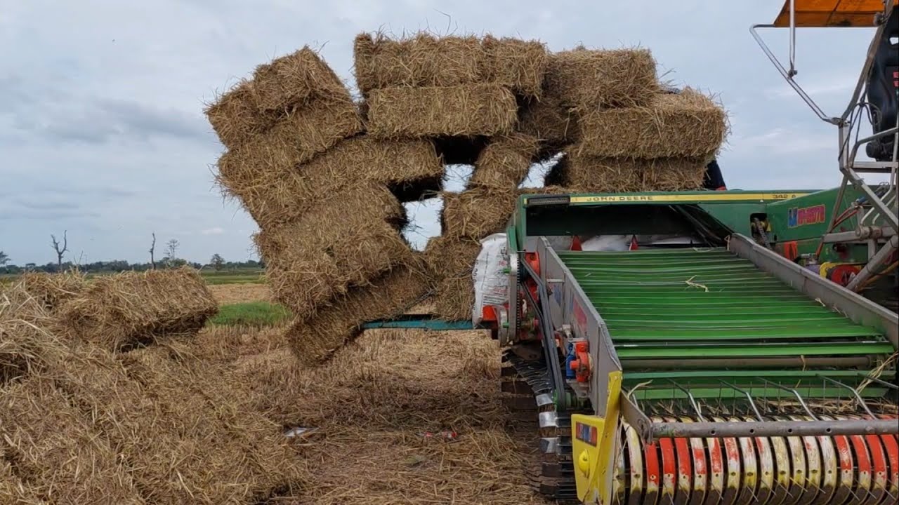 คุ้มเกินคุ้มออกรถอัดฟางตีนตะขาบอัดก้อนละ22บาท วันละ2000ก้อน