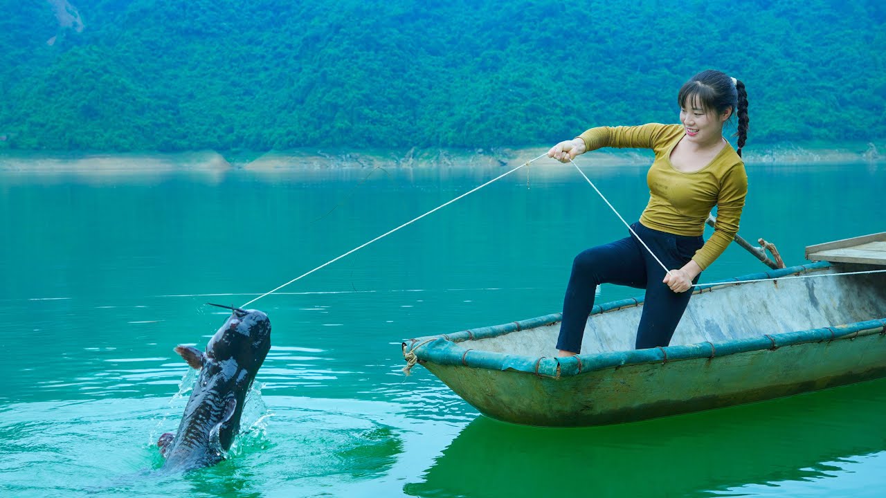 Catching Giant Catfish with Coconut Worms &ndash; A Lake Adventure!
