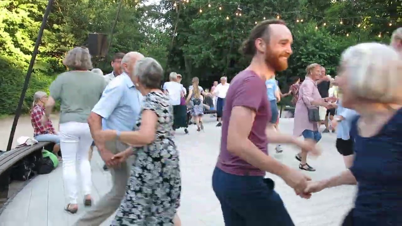 Totur fra Vejle (DK)  Dansk Folkedans / Sommerdans i Fælledparken i København 01.07.2025