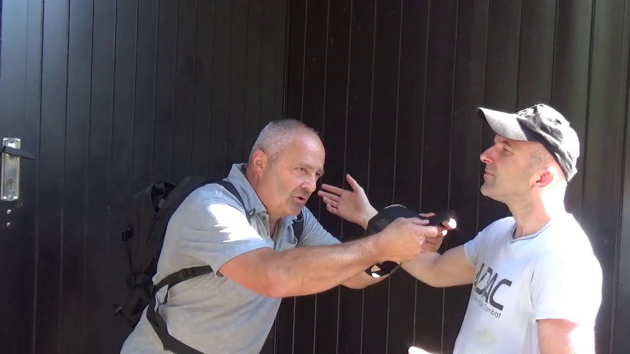 1 technique de D&eacute;fense de rue qui peut vous sortir d'un 1 vs 2