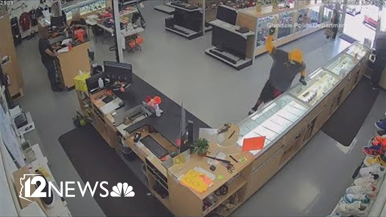 Glendale police looking for man caught on camera in a smash-and-grab jewelry robbery