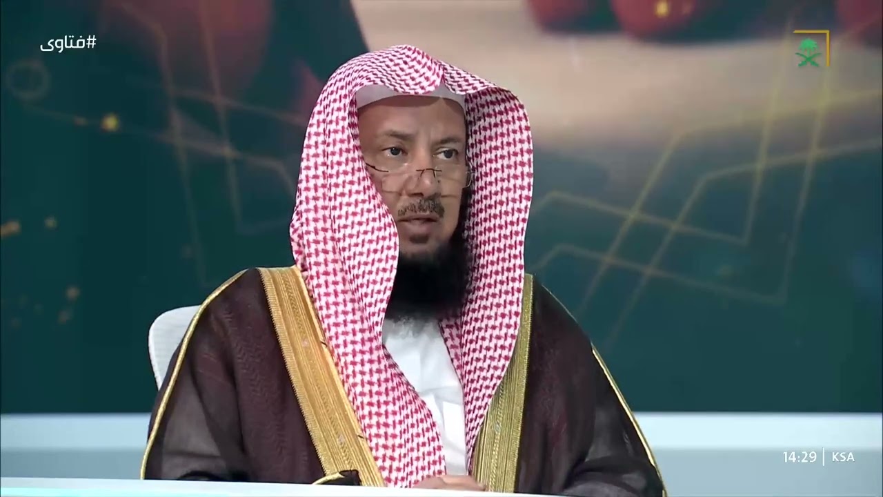 إذا قدم المسافر إلى بلده وسط النهار, وقد أفطر بعذر السفر فهل يبقى على فطره أم يمسك؟