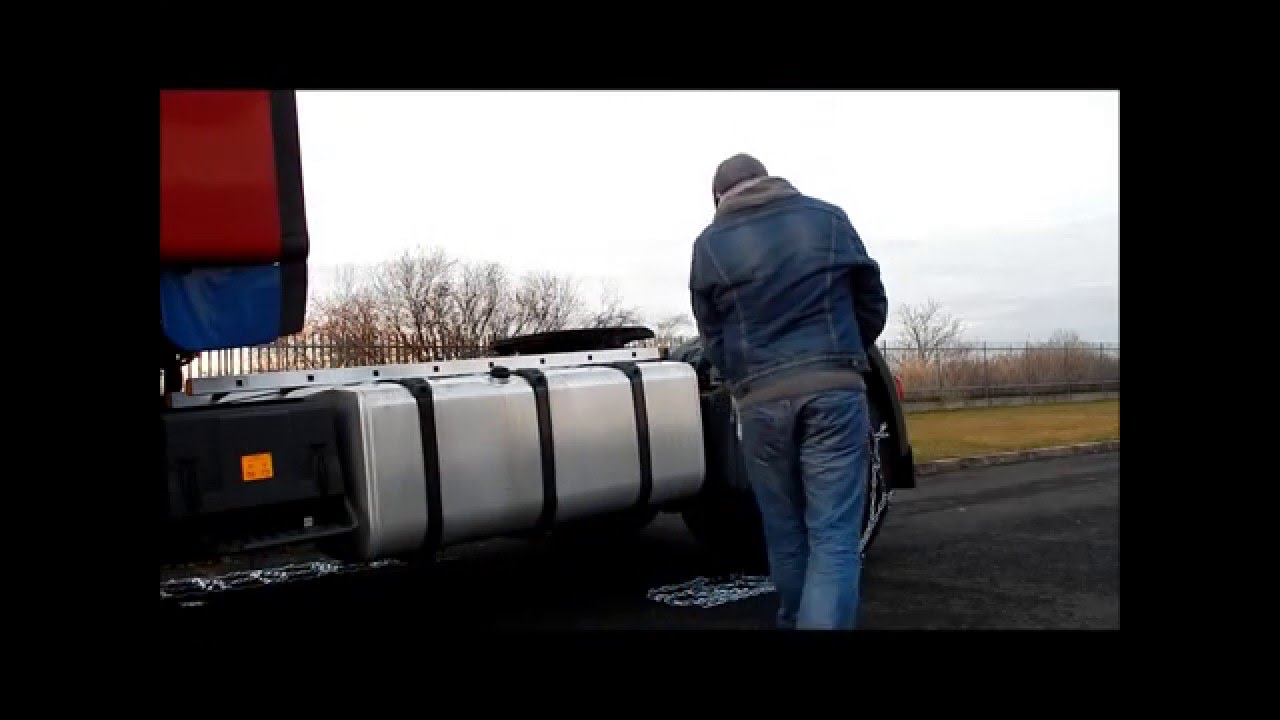 Zakładanie łańcuchów śniegowych w ciężarówce