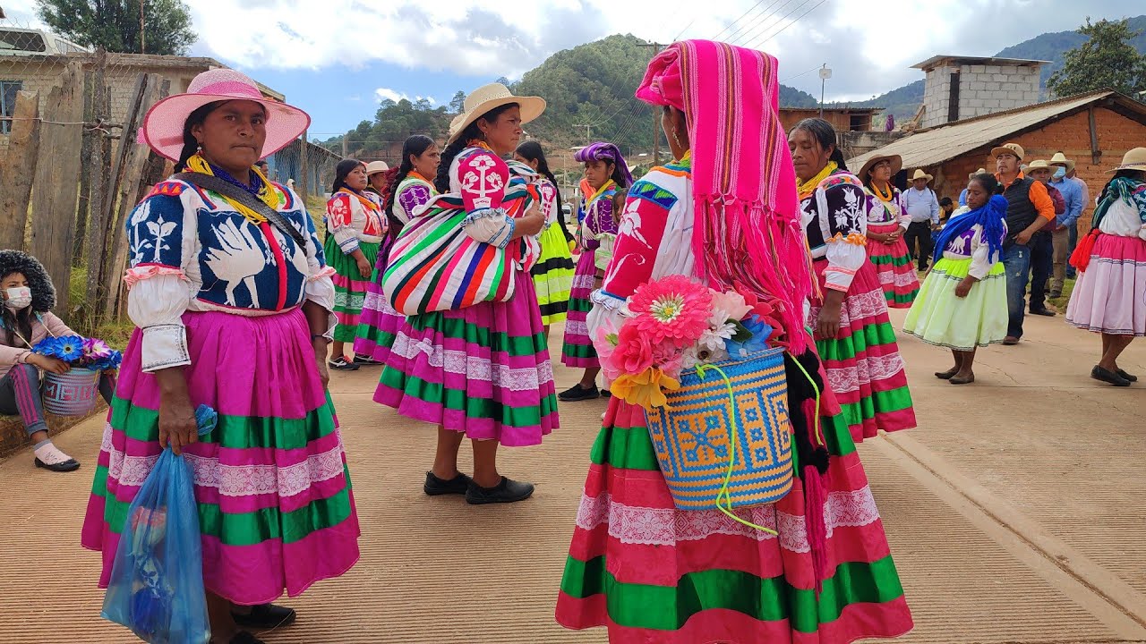 ( Se LUCEN estás 💃💃TÍAS ) con sus trajes típicos Bailando al ritmo de la 🎺BANDA 🥁de viento.