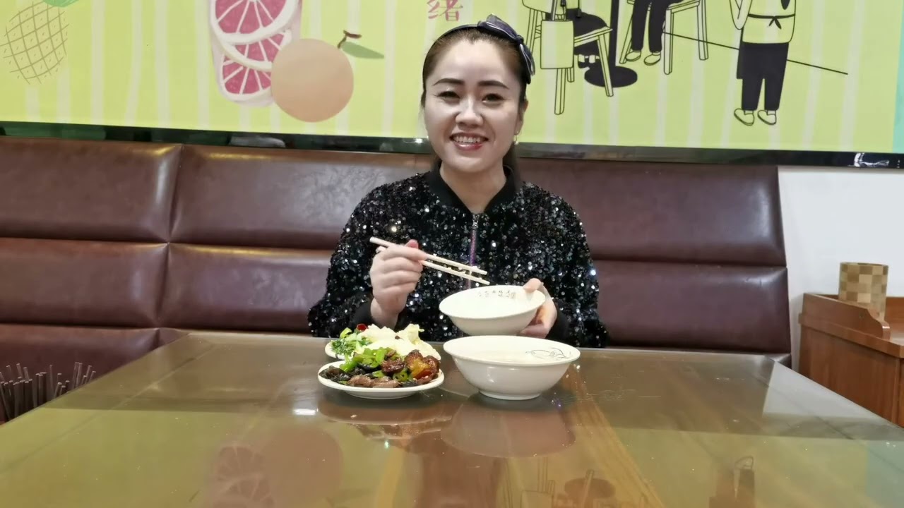 横店凤姐去餐馆吃饭，15元一餐有很多种菜，凤姐吃的有滋有味