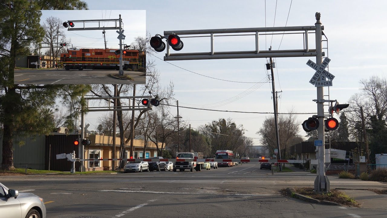 3rd St. Railroad Crossing, Davis CA | Non Time Out Crossing Holds Davis Traffic | CFNR 2402 Train