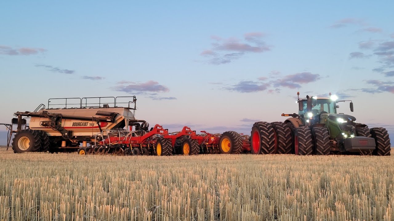 Fendt 1050 on night shift!