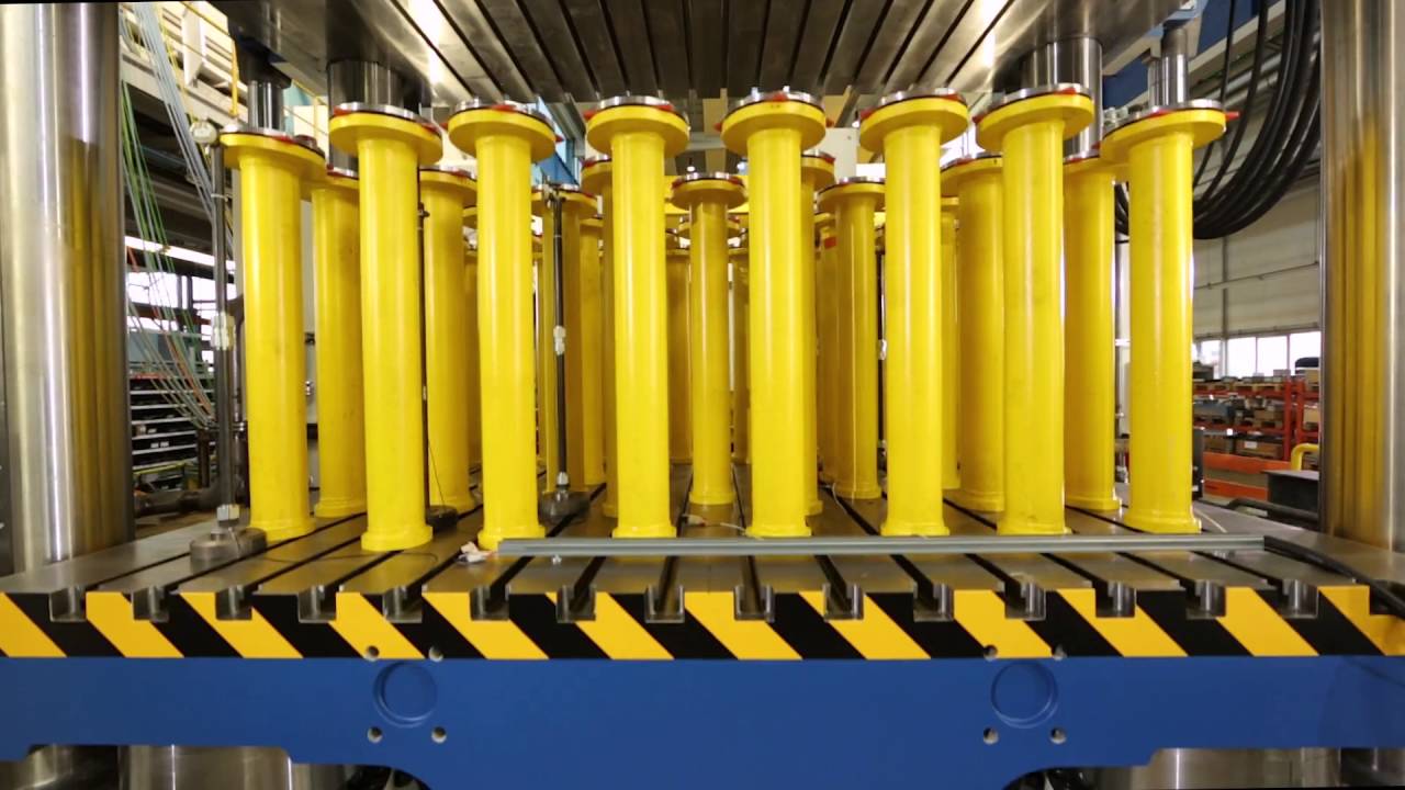 Hydraulic short stroke press for composite parts