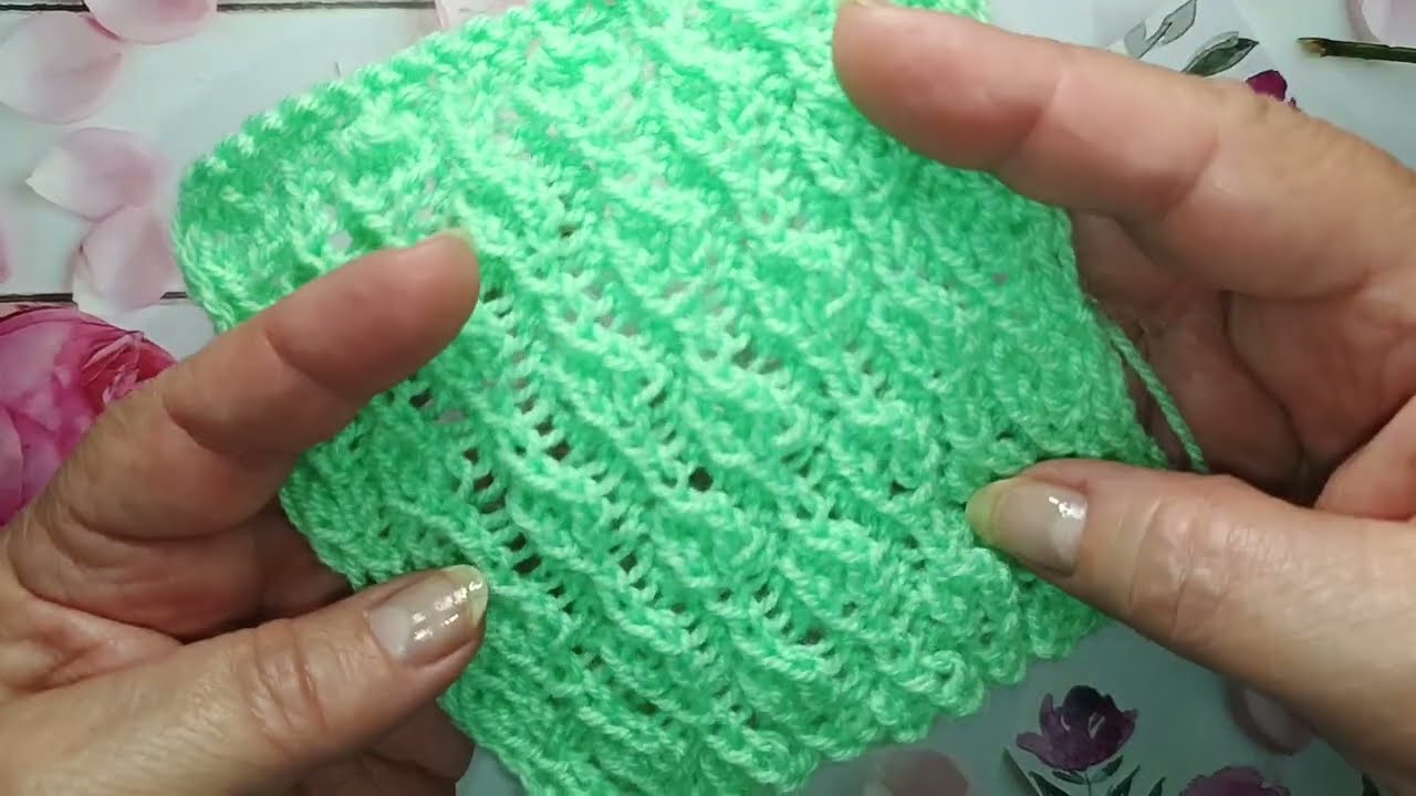 Beautiful knitting pattern based on elastic band