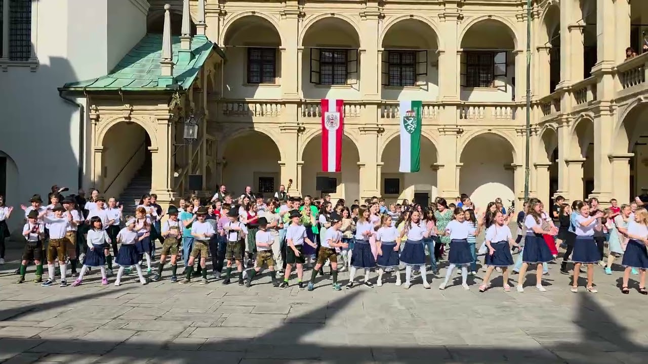 Steirischer Volkstanz: Kinder tanzen im Grazer Landhaushof in Graz