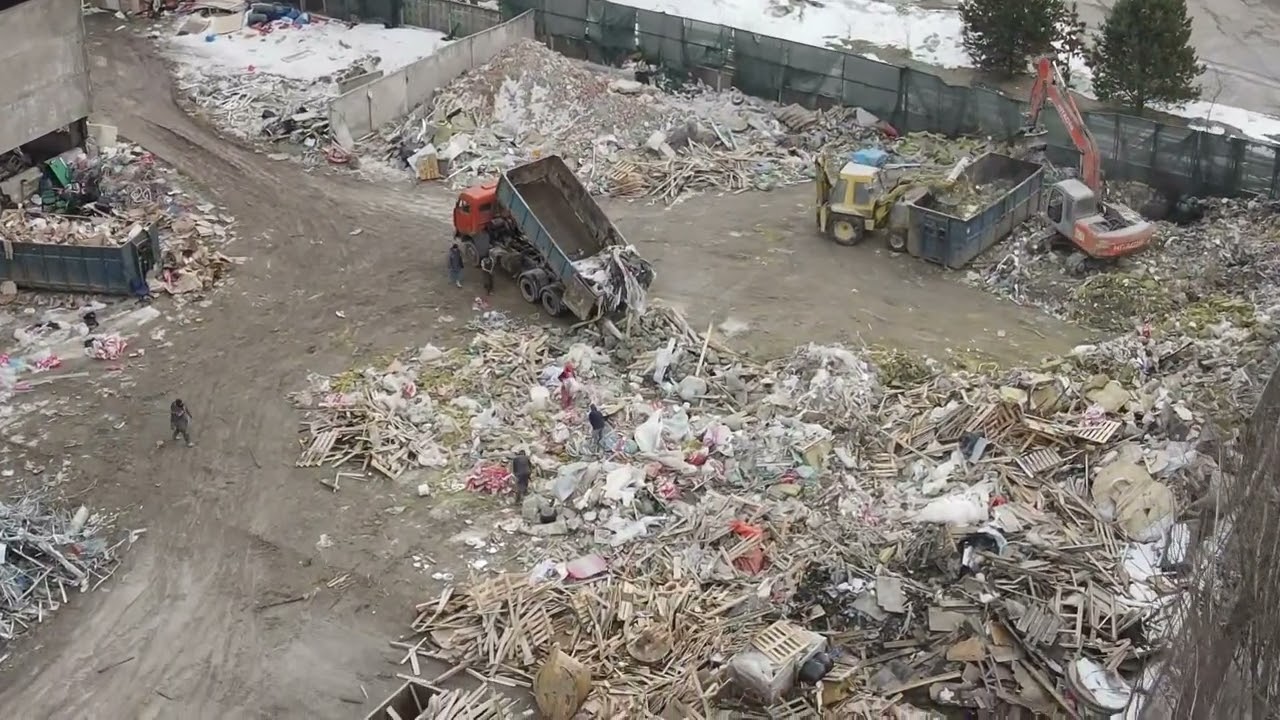 Перегруз мусора в Янино за забором МПБО