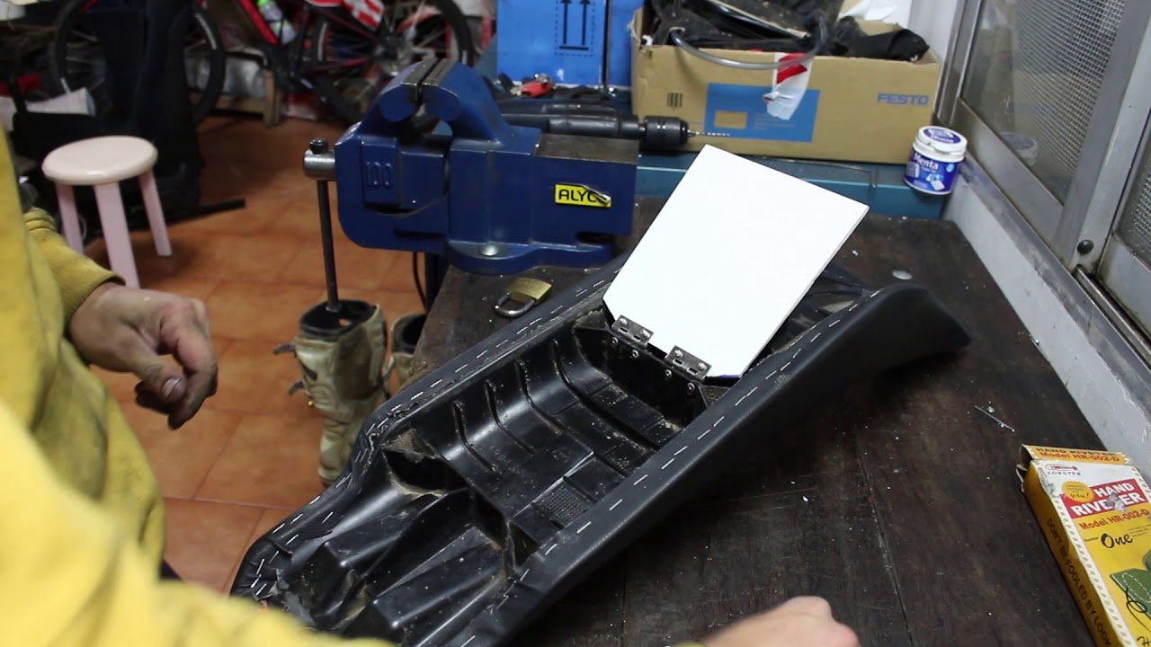 Caja de herramientas en asiento (Gasgas ec 250 Enduro)