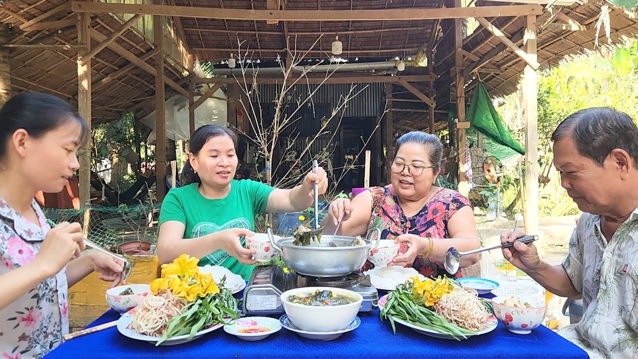 Gà Thả Vườn Nấu Lẩu Lá Giang Ăn Cùng với Bún Nhúng Bắp Chuối Bào Thiệt Ngon | TKQ & Family T2327