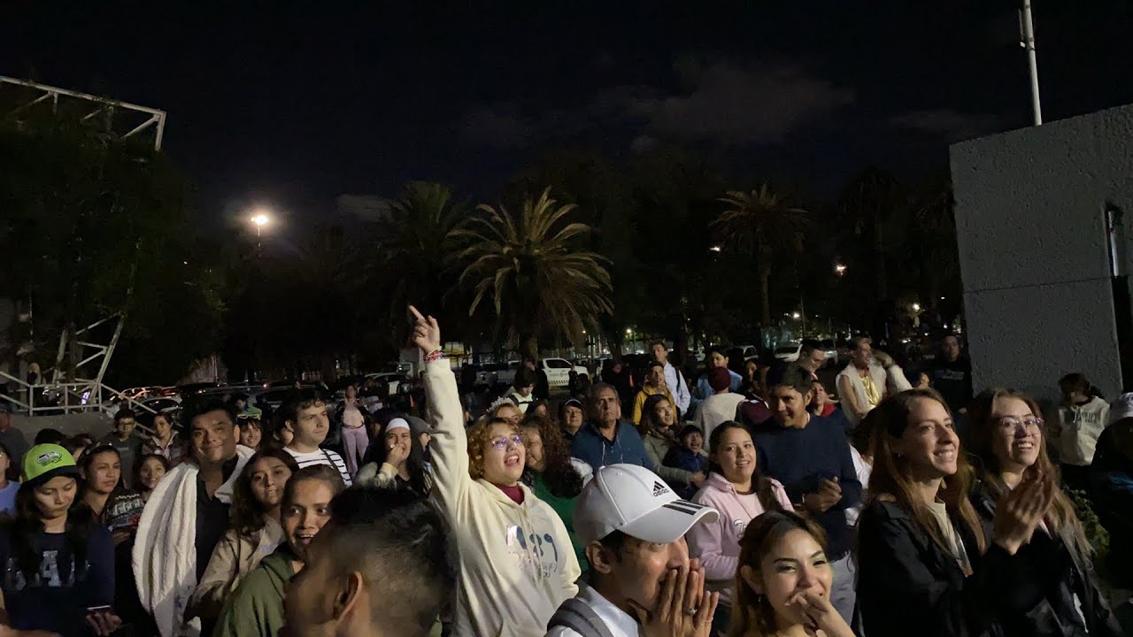 Fanáticos de Taylor Swift escuchan el concierto a los costados del Foro Sol.