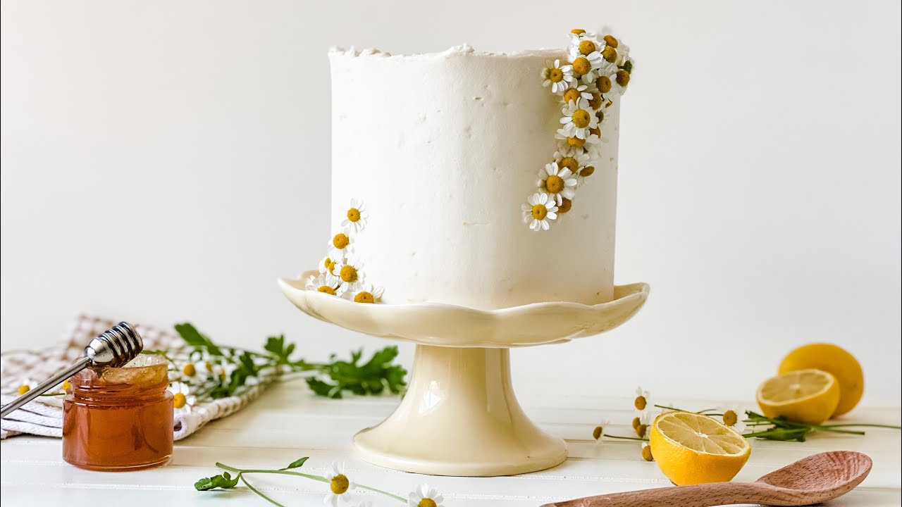 Learn How to Make this Honey Chamomile Cake for Spring Parties