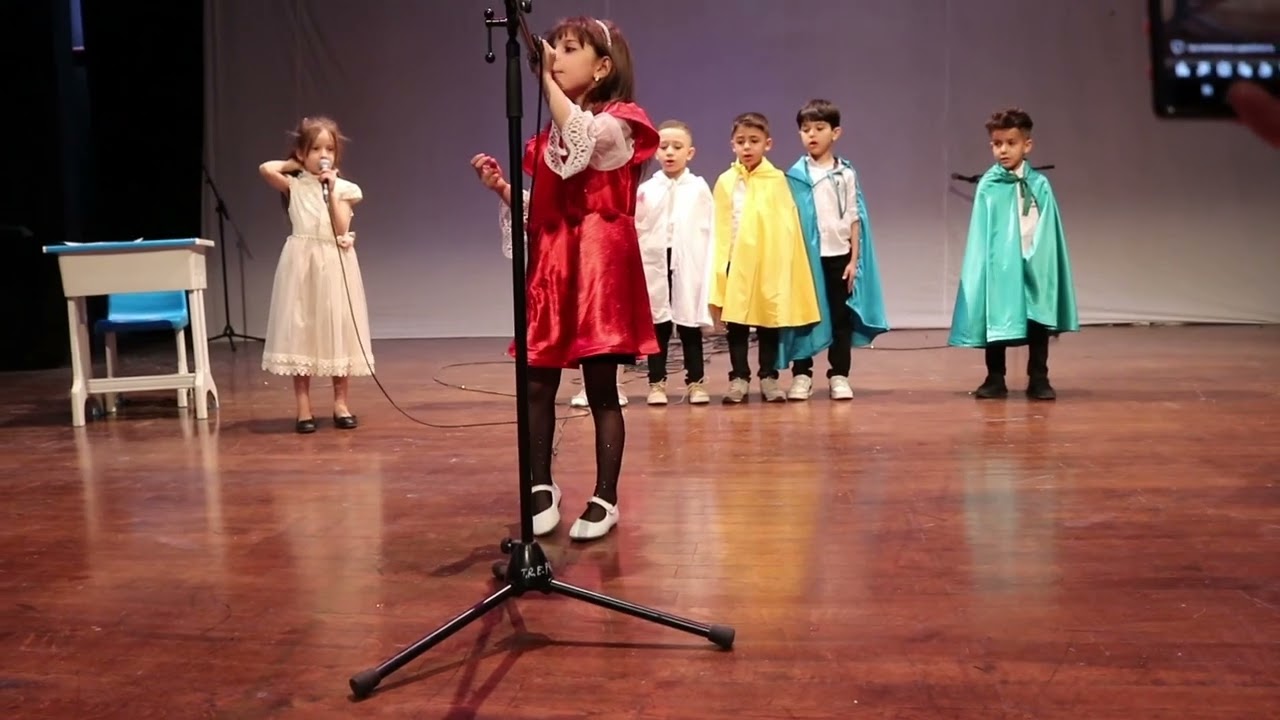 مسرحية الألوان باللغة الفرنسية