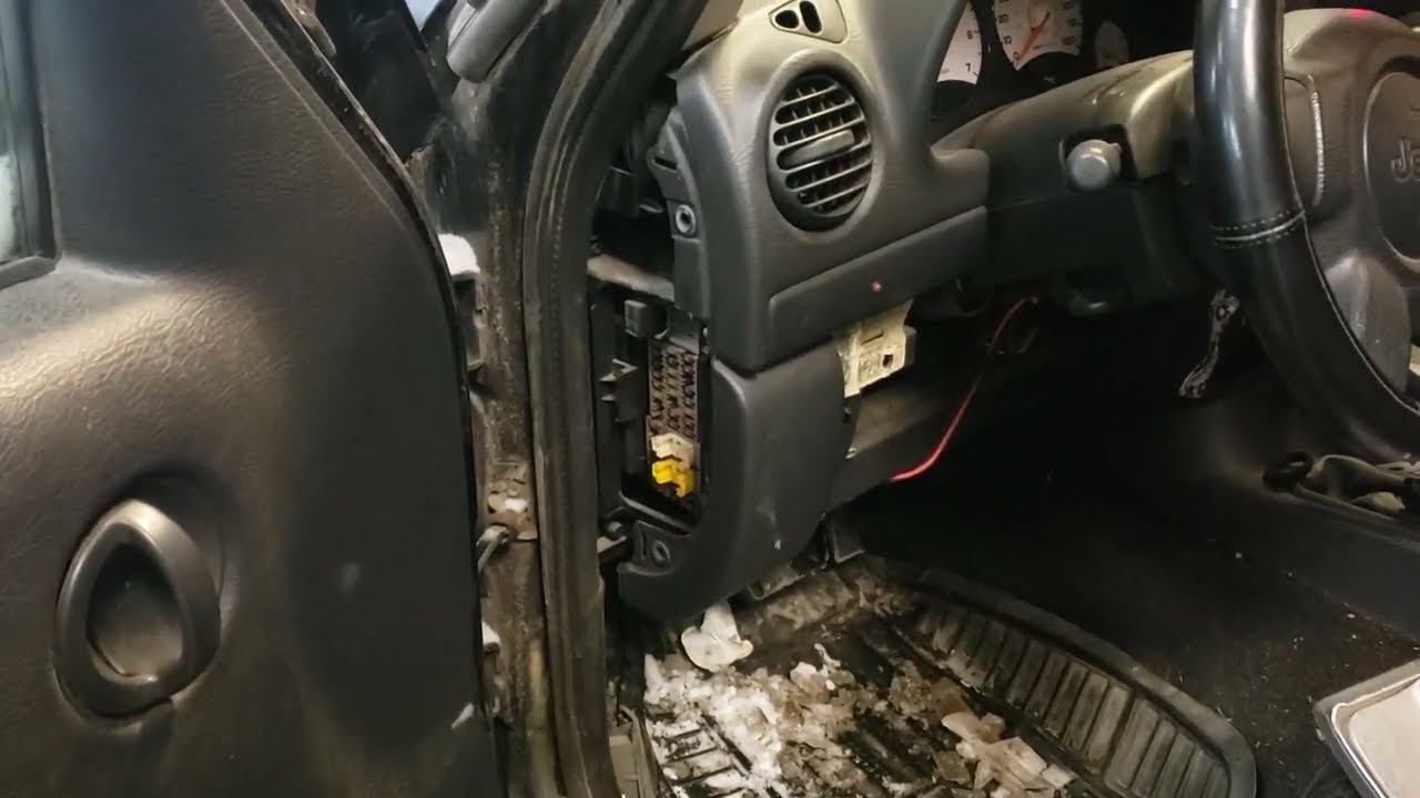 Скрытые расположения предохранителей и реле фар Jeep Liberty