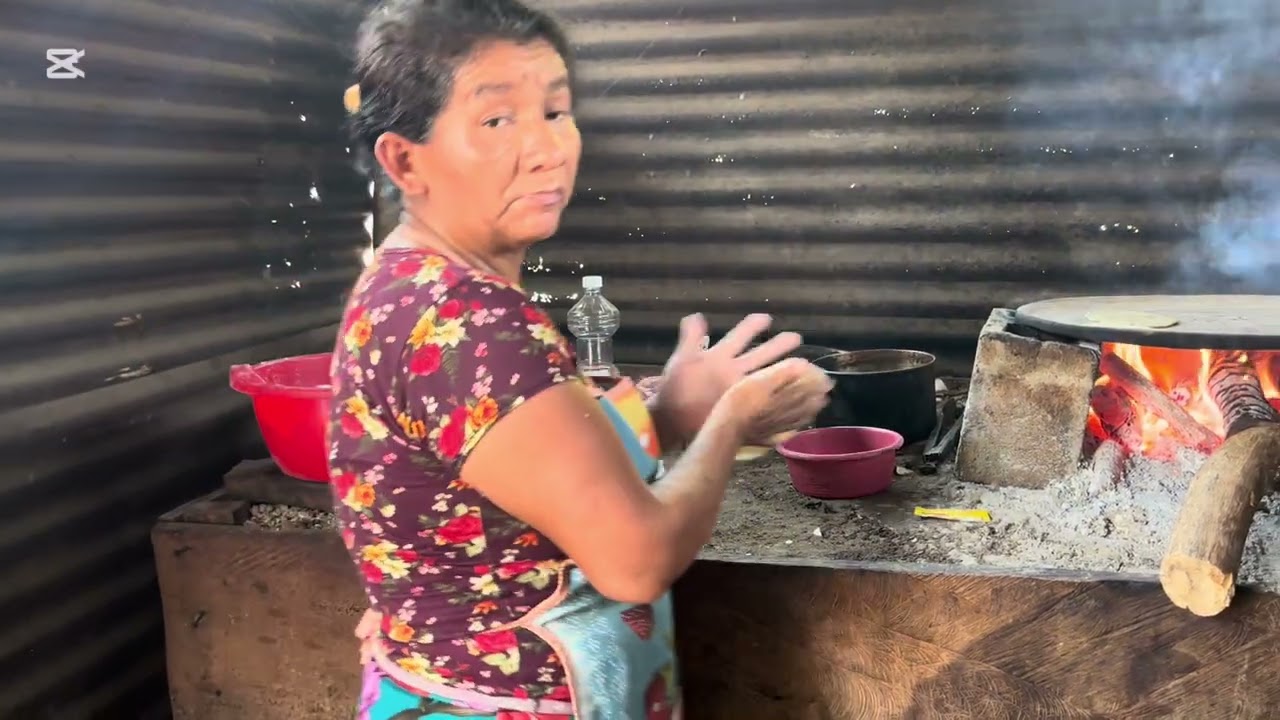 Doña Angelina regresa à la cocina y miren unas tortillas hechas a Mano 😋😋😋