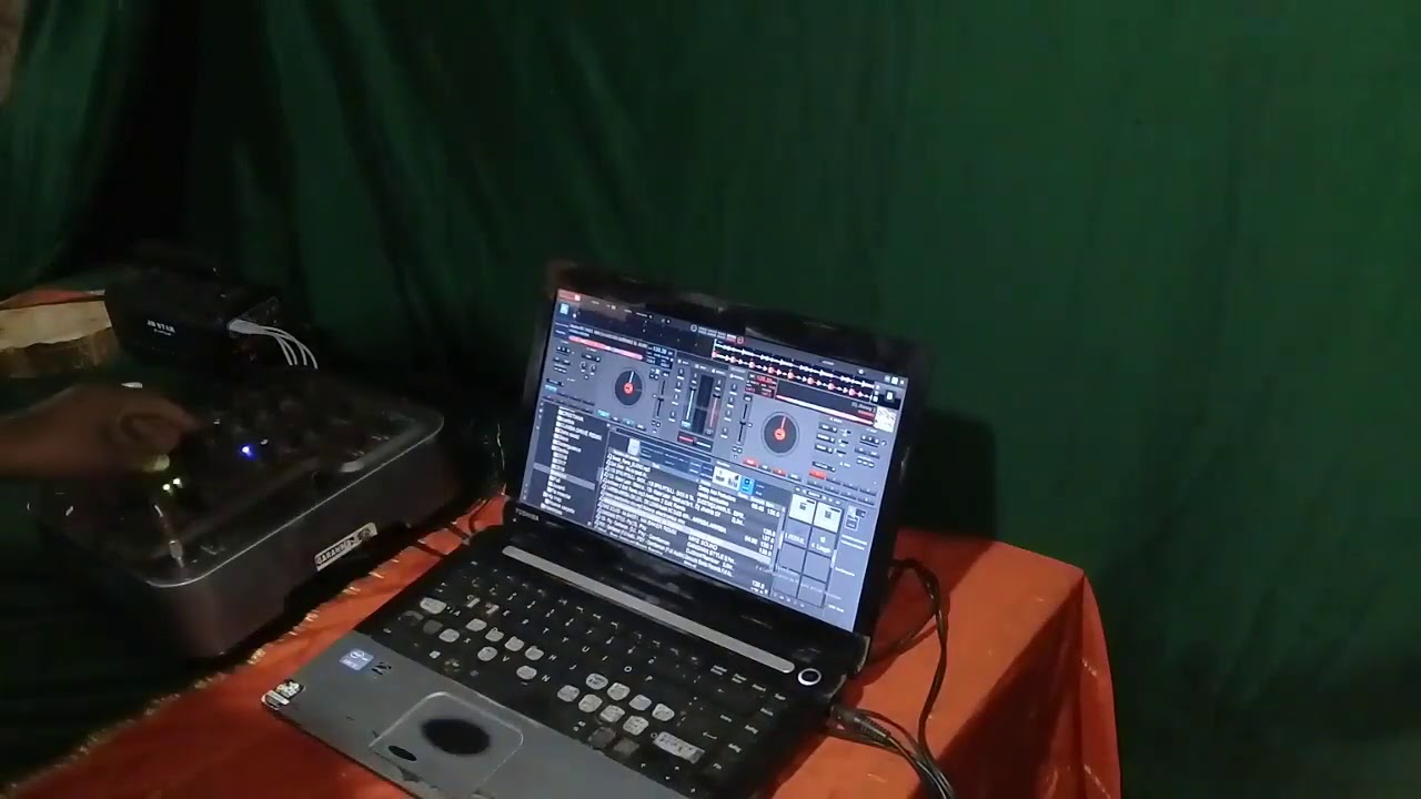 Sheleon hernandez mesclando en mixer y virtua